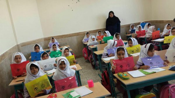 اهدای لوازم التحریر به دانش آموزان ابتدایی شهر گلبهار توسط شهرداری