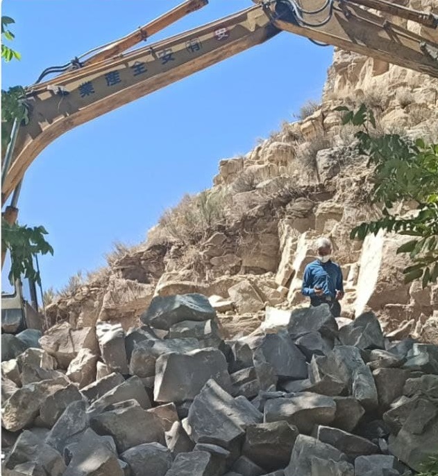 توقیف یک دستگاه پیکور درحال تخریب اراضی ملی روستای مریچگان شهرستان چناران
