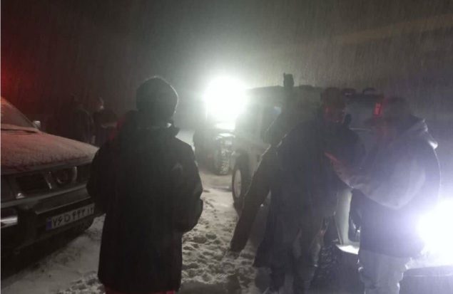 ۸ ساعت جست وجو برای نجات ۹ نفر مفقودی در ارتفاعات بینالود