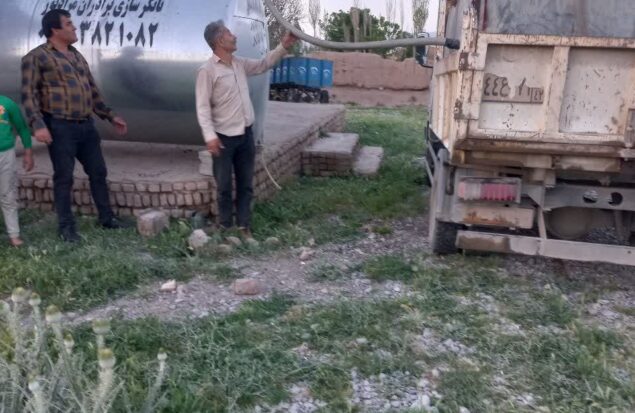 نصب یک تانکر آب شرب در روستای پیشاور شهرستان گلبهار
