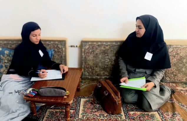 برگزاری امتحان پایه ششم در منزل دانش‌آموز بیمار توسط معاون آموزشی دبستانی در روستای نوبهار