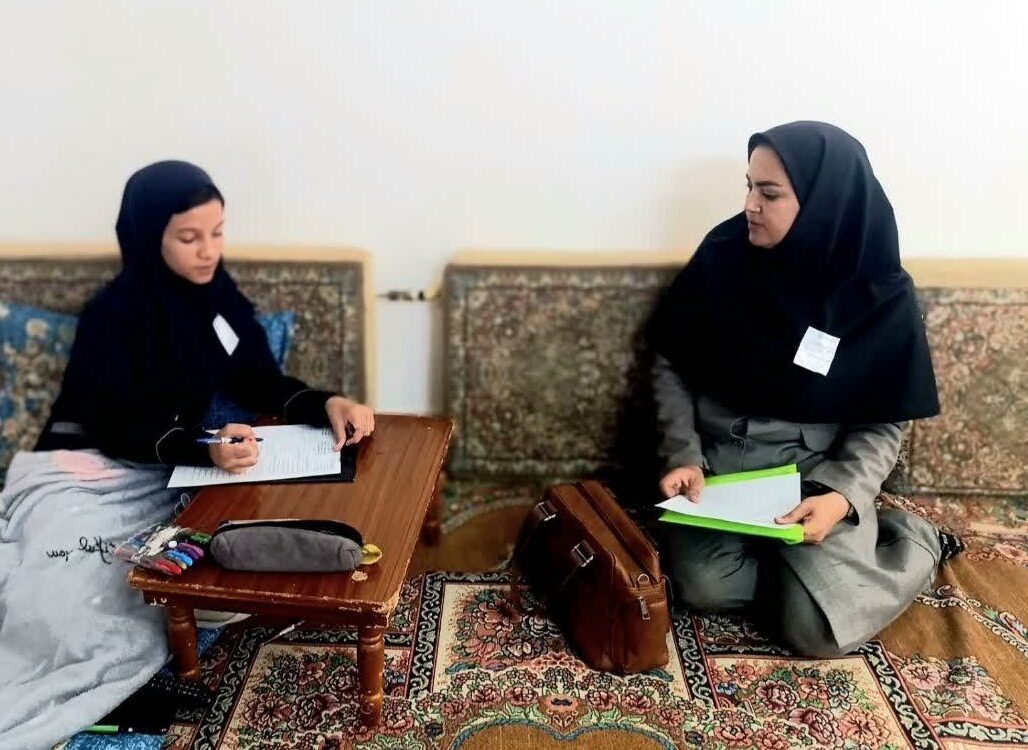 برگزاری امتحان پایه ششم در منزل دانشآموز بیمار توسط معاون آموزشی دبستانی در روستای نوبهار