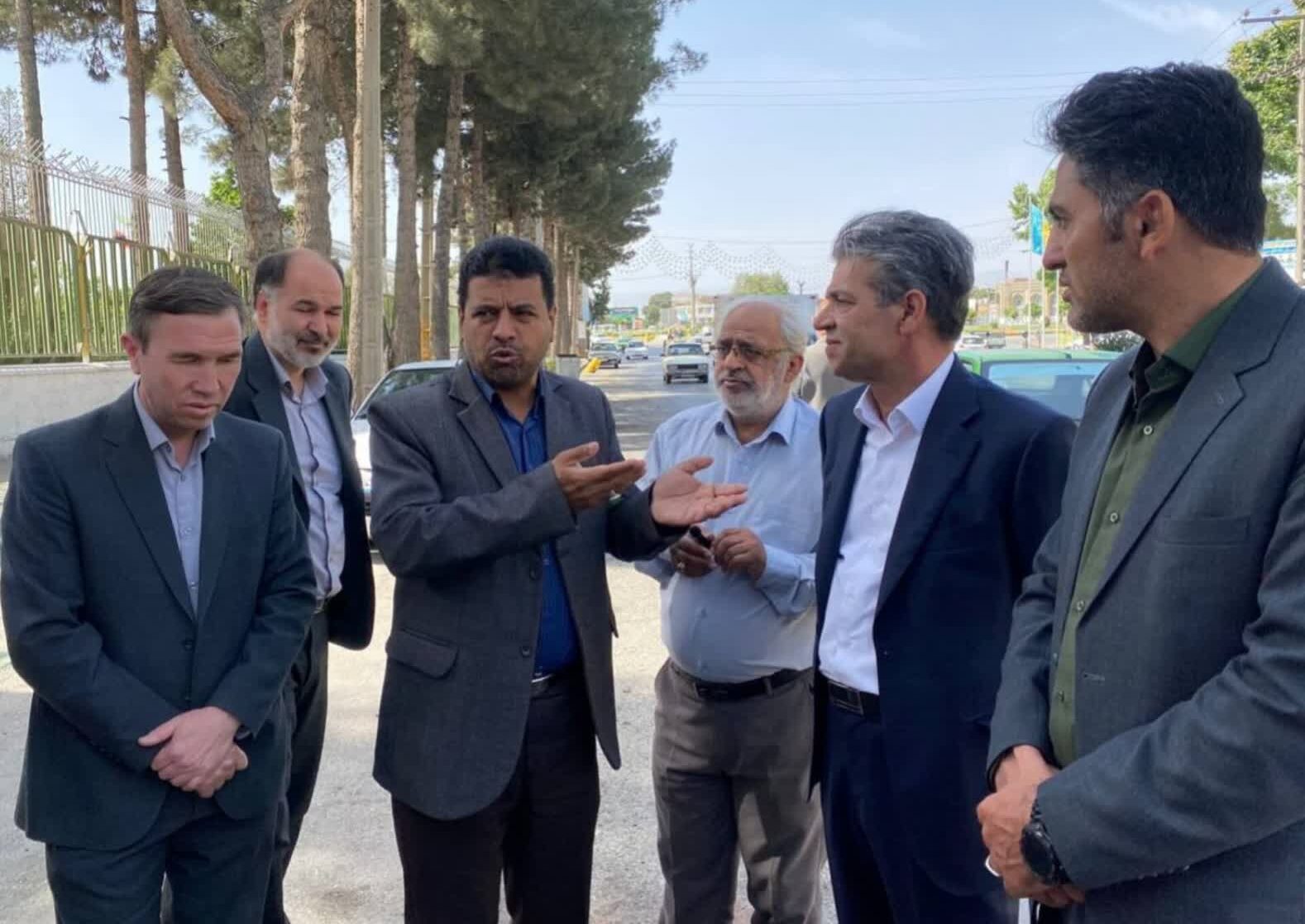 بازدید امامیراد از روند آسفالت خیابان طالقانی چناران/پیگیری تأمین قیر رایگان برای شهرداریهای حوزه انتخابیه