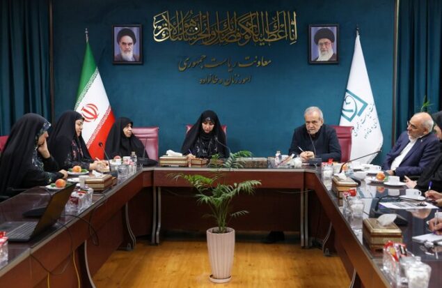 پزشکیان: زنان دارای زمینه مناسب‌تر و انگیزه‌های قوی برای نقش‌آفرینی اجتماعی هستند