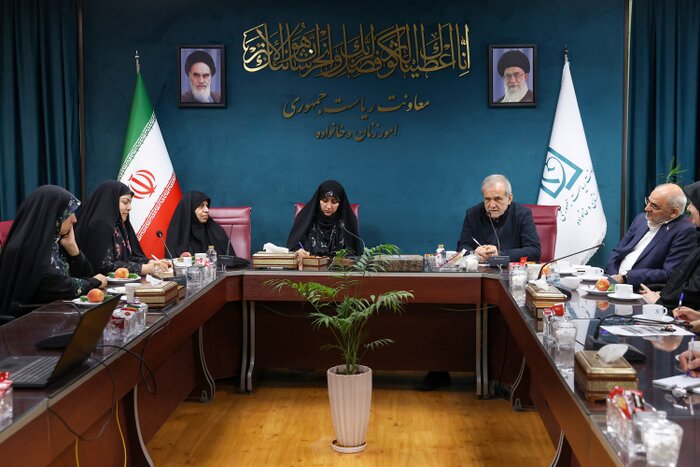 پزشکیان: زنان دارای زمینه مناسب‌تر و انگیزه‌های قوی برای نقش‌آفرینی اجتماعی هستند