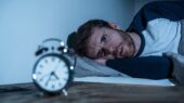 چرا با وجود خوابیدن احساس می‌کنیم خواب کافی نداشته‌ایم؟