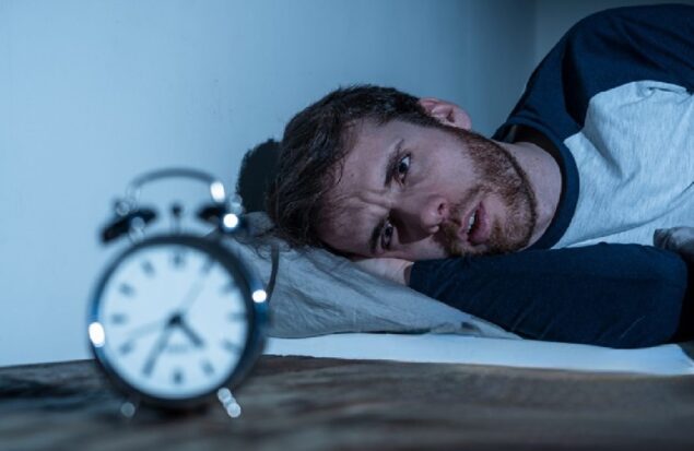 چرا با وجود خوابیدن احساس می‌کنیم خواب کافی نداشته‌ایم؟