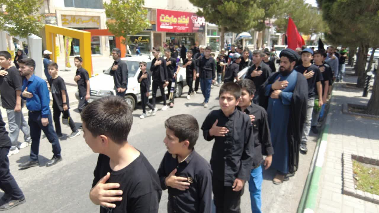 آیین سوگواری «احلی من العسل» با حضور نوجوانان حسینی در گلبهار برگزار شد