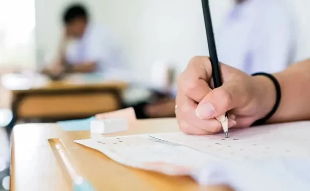 دستگیری بیش از ۷۰ مدعی فروش سوالات کنکور