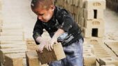 شرایط اقتصادی، دانش‌آموزان را به جای تحصیل به کار سوق می‌دهد