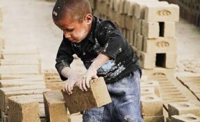 شرایط اقتصادی، دانش‌آموزان را به جای تحصیل به کار سوق می‌دهد