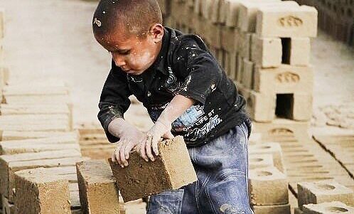 شرایط اقتصادی، دانش‌آموزان را به جای تحصیل به کار سوق می‌دهد