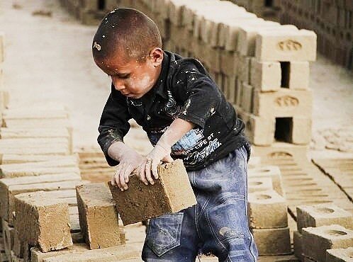 شرایط اقتصادی، دانش‌آموزان را به جای تحصیل به کار سوق می‌دهد