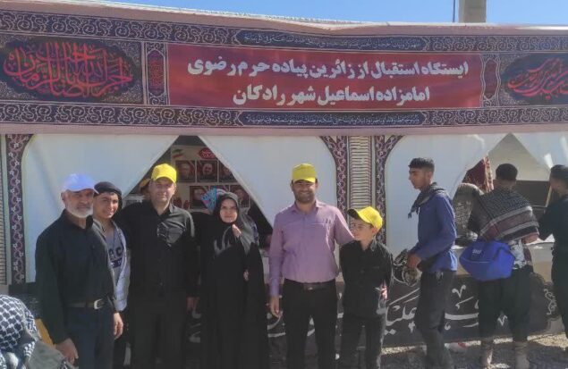 خدمت‌رسانی موکب شهدای رادکان به زائران پیاده در ورودی جاده رادکان
