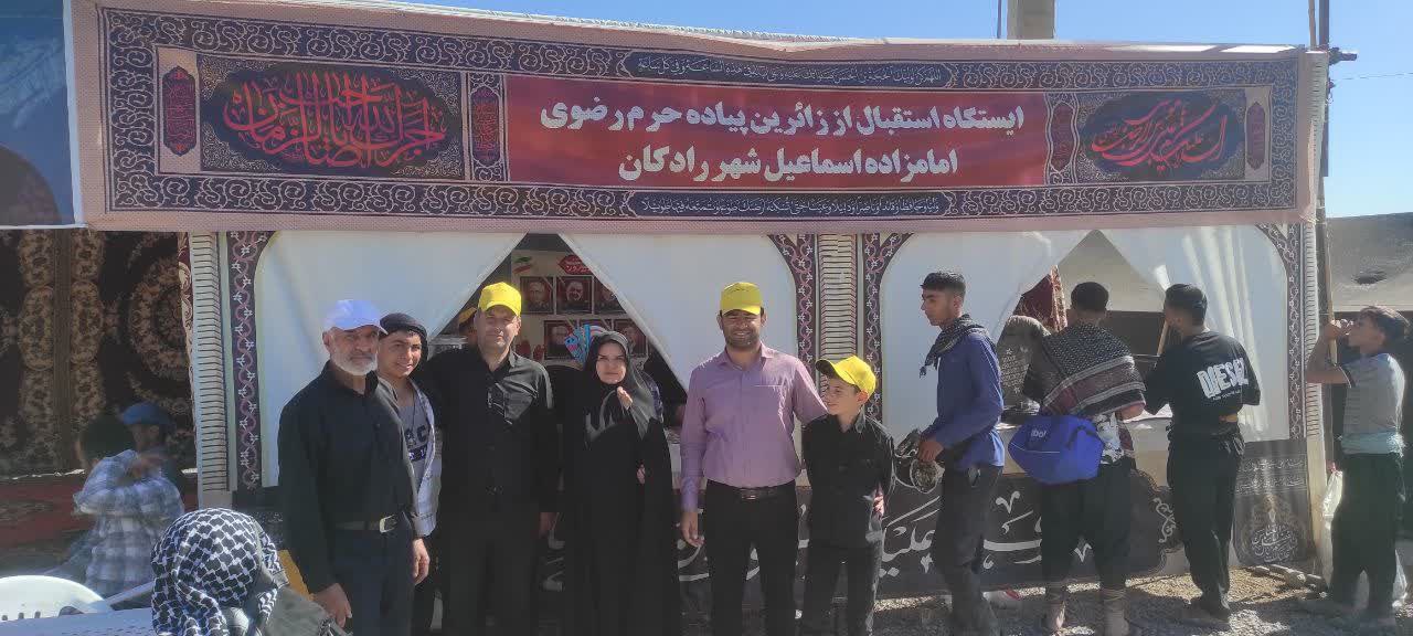 خدمت‌رسانی موکب شهدای رادکان به زائران پیاده در ورودی جاده رادکان