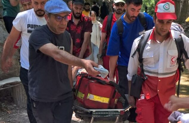 سقوط یک گردشگر از آبشار اخلمد / امدادرسانی ۴ ساعته تیم هلال‌احمر چناران
