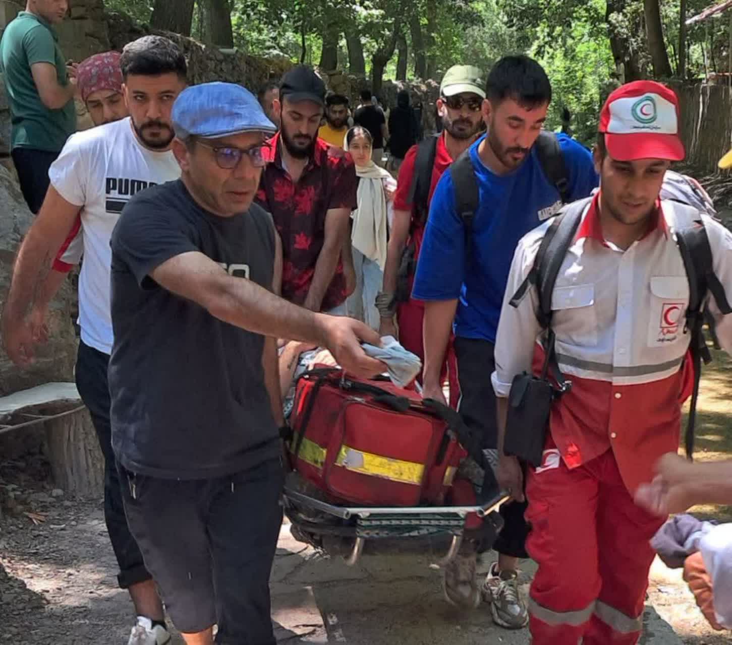 سقوط یک گردشگر از آبشار اخلمد / امدادرسانی ۴ ساعته تیم هلال‌احمر چناران