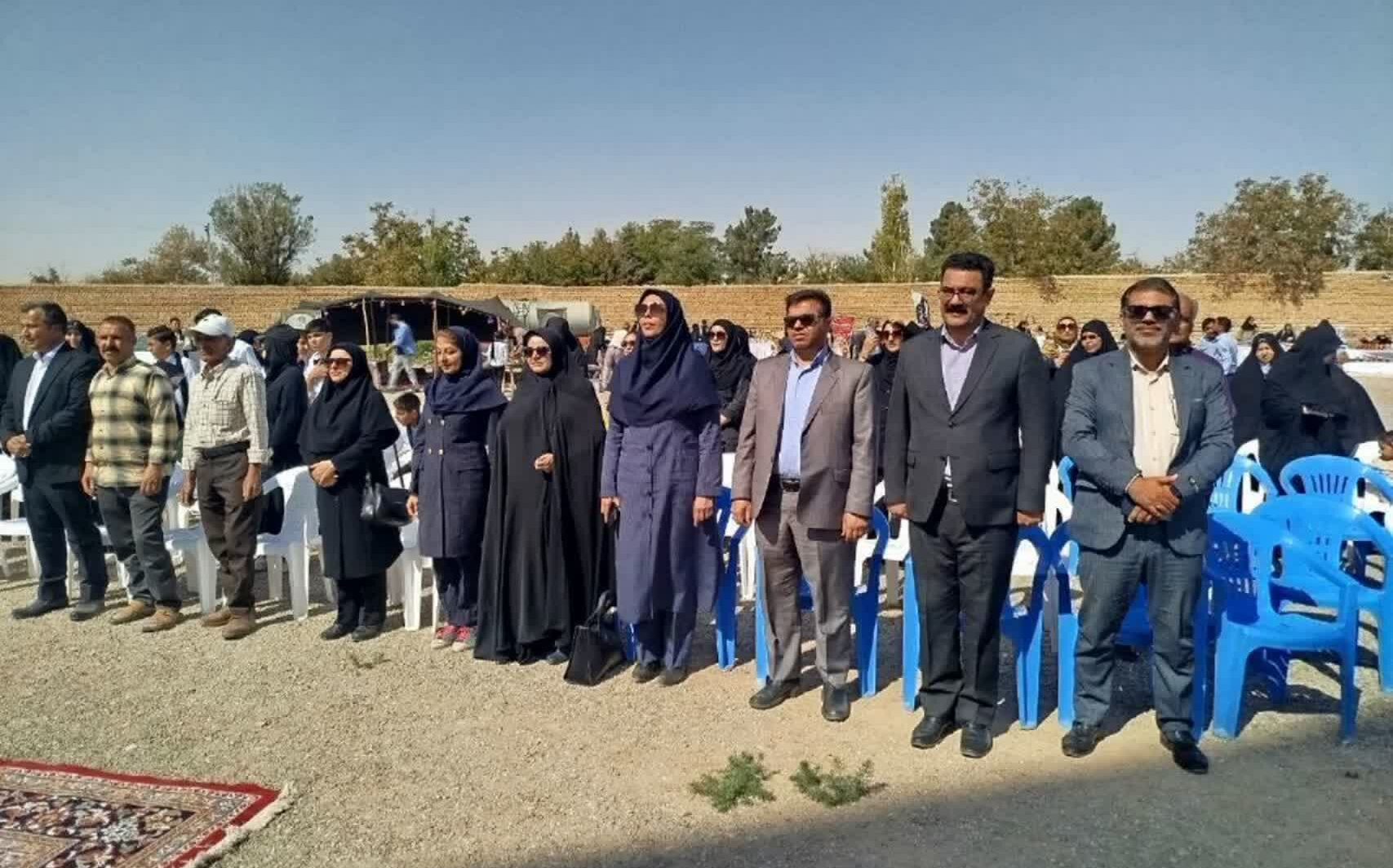 برگزاری جشنواره برداشت میوههای سردرختی در برج تاریخی رادکان چناران