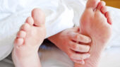 داغی کف پا در شب؛ نشانهای از اختلال عصبی یا متابولیک