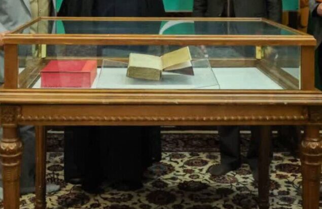 قرآن خطی ۲۱۴ ساله اهدایی رهبر شهید انقلاب در مشهد رونمایی شد