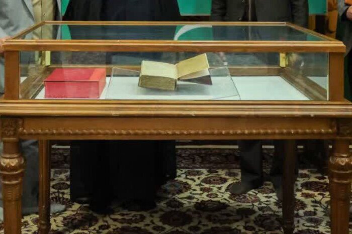 قرآن خطی ۲۱۴ ساله اهدایی رهبر شهید انقلاب در مشهد رونمایی شد