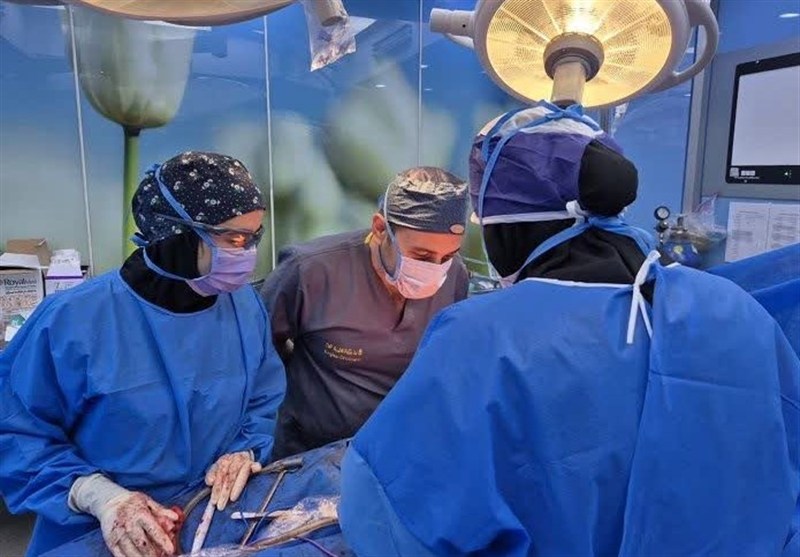 برداشت موفقیتآمیز تومور ۲۰ کیلویی از بدن بیمار ۳۹ ساله در مشهد